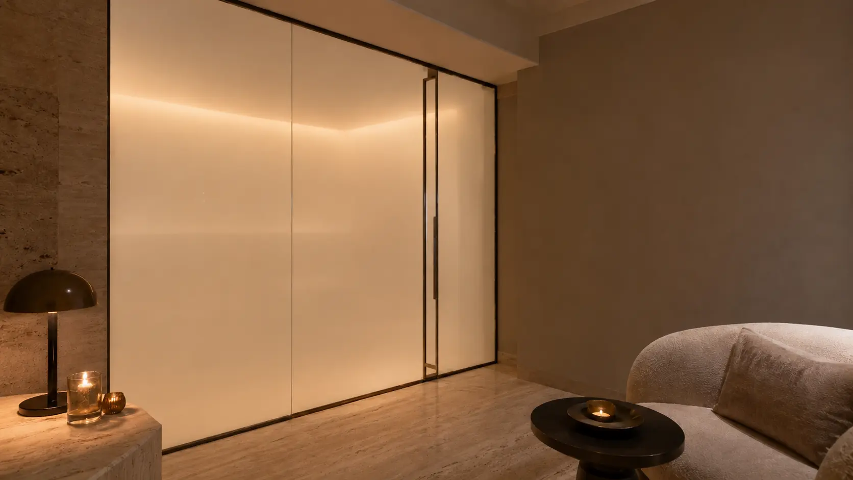 Espace spa avec paroi vitrée équipée de Smart Film, vitrage en état privé